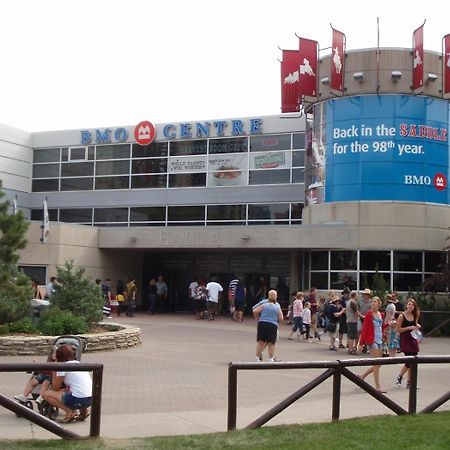 Entire Condo Downtown, Walk To Bmo & Stampede, Parking, 1,5 Hrs To Banff カルガリー エクステリア 写真