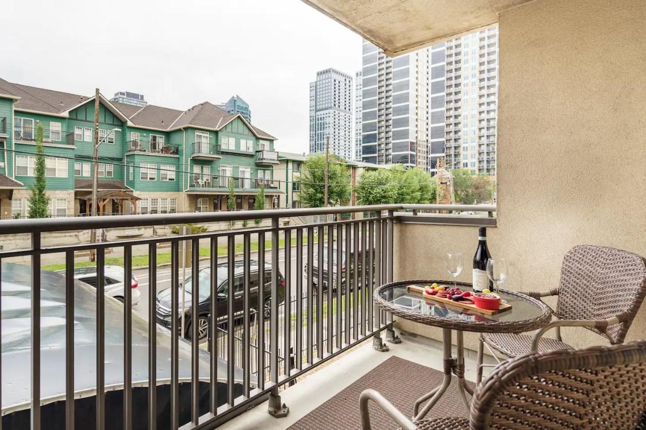 Entire Condo Downtown, Walk To Bmo & Stampede, Parking, 1,5 Hrs To Banff カルガリー エクステリア 写真