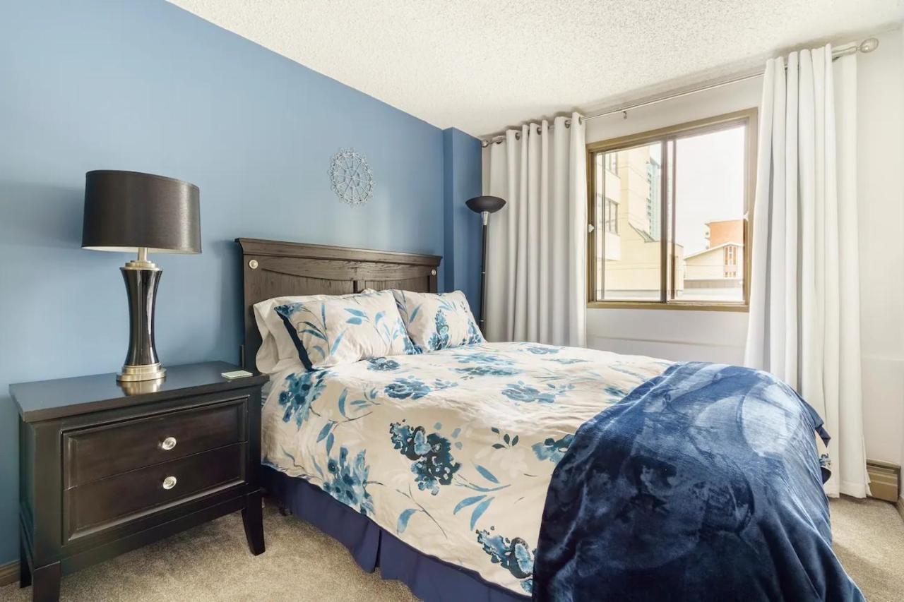 Entire Condo Downtown, Walk To Bmo & Stampede, Parking, 1,5 Hrs To Banff カルガリー エクステリア 写真