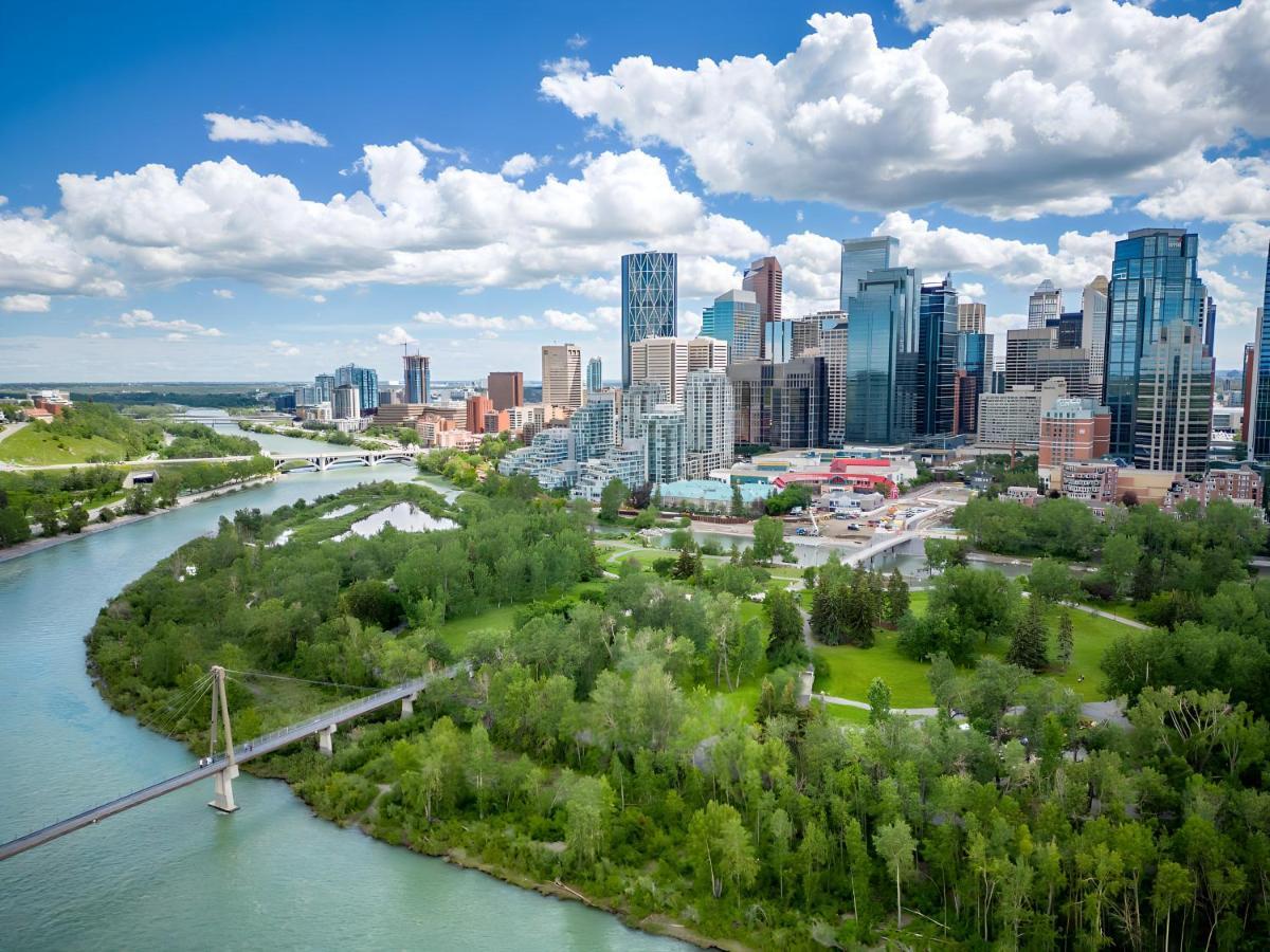 Entire Condo Downtown, Walk To Bmo & Stampede, Parking, 1,5 Hrs To Banff カルガリー エクステリア 写真